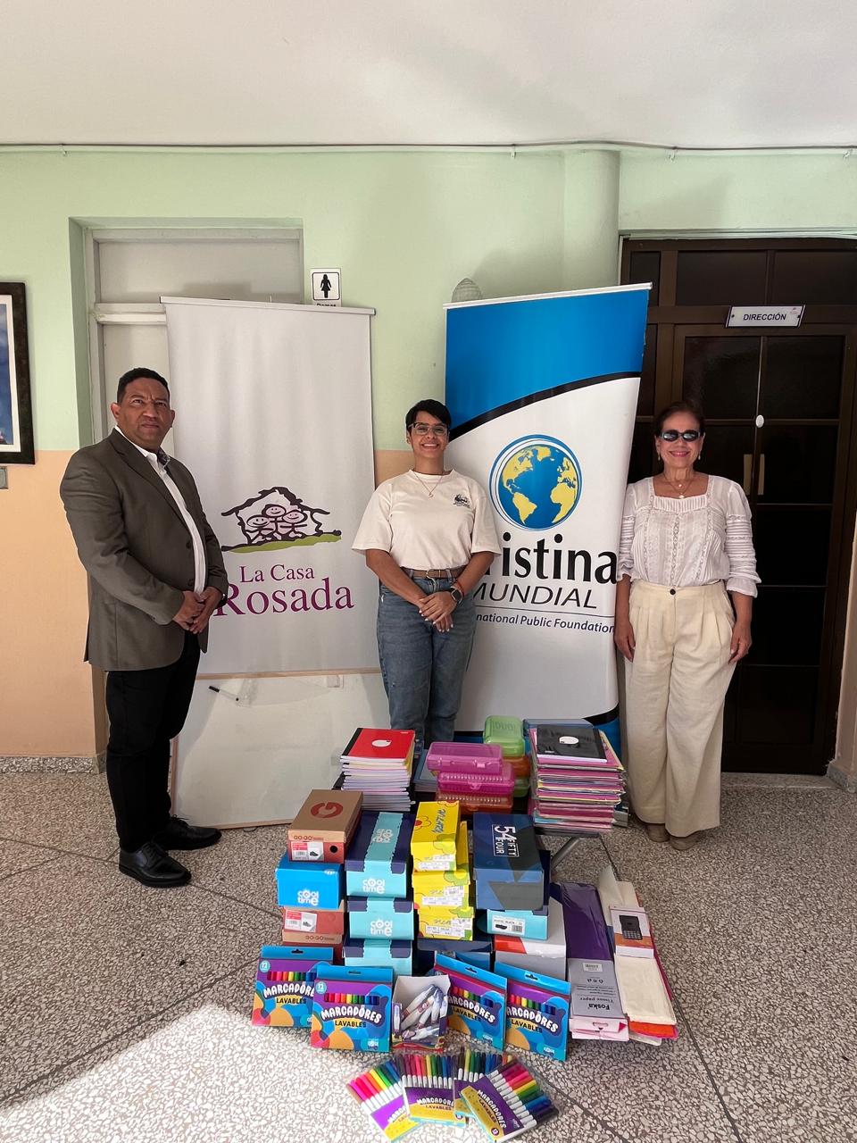 Entrega de uniformes y útiles escolares en Casa Rosada