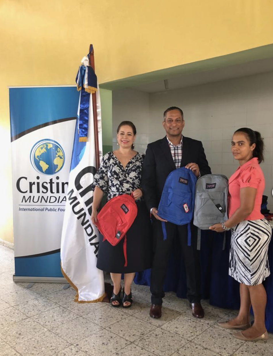 Fundación Cristina Mundial apoya el regreso a clases en Guaricano con donación de útiles escolares